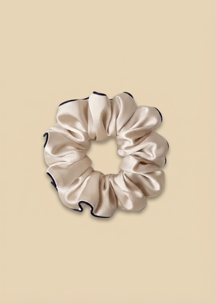LARGE SILK SCRUNCHIE PEARL IVORY